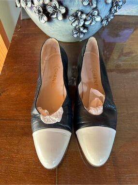 Vintage 1990s Chanel EU 39  Leather Flats